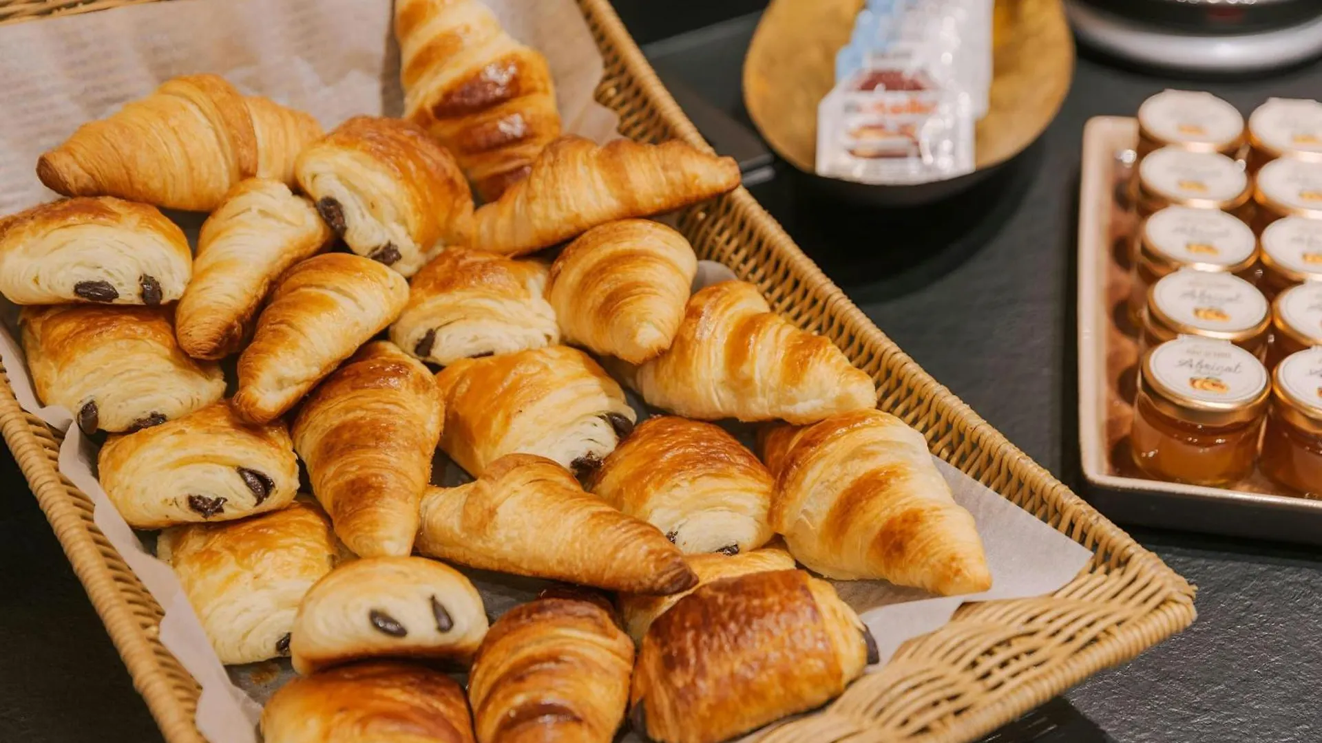 ***  Le Frochot Hotel Pigalle, Sonder By Marriott Bonvoy Paris Frankrike